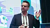 Administrerende direktør Nandor Helgheim i Enivest på scenen under konferansen Telecom World i Stavanger 19. april 2022. Her forteller han at det blir fusjon med Eviny Breiband i Etne/Tysnes.