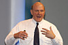 Ballmer mener Windows-mobilene må kjøre Android-apper. Han ber også Microsoft oppgi flere detaljer rundt hva de faktisk tjener i nettskyen. (Arkivfoto)