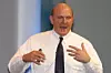Ballmer mener Windows-mobilene må kjøre Android-apper. Han ber også Microsoft oppgi flere detaljer rundt hva de faktisk tjener i nettskyen. (Arkivfoto)