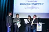 Årets 'Bootstrapper' ble LikenShare, her representert ved Tor Espedal og Øyvind Segrov. De får prisen fra Maja Adriaensen fra Startup Norway.