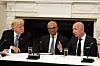President Donald Trump sammen med Microsoft-sjef Satya Nadella og Amazon-gründer Jeff Bezos, tidligere denne uka. Foto: NTB Scanpix