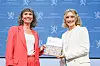 Digitaliserings- og forvaltningsminister Karianne Tung (Ap) mottar utredningen «Med lov skal data deles» fra utvalgsleder Camilla Selman t.v. i Marmorhallen i Oslo.
