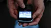 Det kanadiske selskapet RIM, som står bak Blackberry, sliter tungt. Nå snakkes det om en splitting av selskapet. Facebook, Amazon og Microsoft nevnes som aktuelle kjøpere. På bildet er en Blackberry-bruker iferd med å logge seg seg på Facebook.