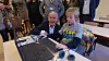 KMD- og IT-minister Jan Tore Sanner får en innføring i koding med micro:bit under fjorårets hack4no. Statsråden vil delta også på årets samling. Foto: Kartverket