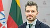 Litauens assisterende forsvarsminister, Margiris Abukevičius, ber folk skrote kinesiske mobiltelefoner.
