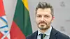 Litauens assisterende forsvarsminister, Margiris Abukevičius, ber folk skrote kinesiske mobiltelefoner.