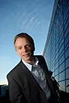 Norgessjef Ragnar Kårhus i Telenor kjenner konkurransen i mobilmarkedet tære på tallene. Nå varsler konsernsjef Baksaas innstramminger.