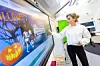 Lærere må ha god digital kunnskap for å bruke teknologi effektivt i undervisningen, slik at elevene får utviklet viktig digital dømmekraft og får mest mulig ut av både analoge og digitale læringsmetoder, mener UiAs fagfolk i boka «Logg på!».. Foto: Undervisningsverkstedet på UiA