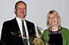 Samferdselsminister Ketil Solvik-Olsen gratulerte daglig leder i Norid, Hilde M. Thunem, med .no-jubileet. Foto: Harald Brombach