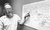 Jon Postel med et kart over toppdomenene på internett. Til høyre kan vi skimte .no-domenet. Foto: Irene Fertik, USC News Service