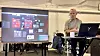 Greg FitzPatrick ved Museum of Artificial Intelligence underviser i de historiske linjene som har ført til at vi i dag har fått generativ kunstig intelligens. Foto: Gabrielle Graatrud