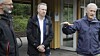 – Når hus og hjem går med i ras, og hytter og campingvogner går i elveløp, så er det ingen overdramatisering av situasjonen, sier samferdselsminister Jon-Ivar Nygård om nødvarslene som har blitt sendt ut til mange på Østlandet. Her er han (i midten) sammen med blant annet statsminister Jonas Gahr Støre under et besøk på Lillestrøm onsdag morgen.