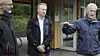 – Når hus og hjem går med i ras, og hytter og campingvogner går i elveløp, så er det ingen overdramatisering av situasjonen, sier samferdselsminister Jon-Ivar Nygård om nødvarslene som har blitt sendt ut til mange på Østlandet. Her er han (i midten) sammen med blant annet statsminister Jonas Gahr Støre under et besøk på Lillestrøm onsdag morgen.