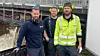 Morten Bjørøen, Morten Tuft og Simen Knaldre driver her med reparasjon av fiberkabler ved Heslabrua i Gol. Foto: Bruse