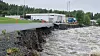 I Gjøvik har vannmassene gravd fram trekkerørene for fiber og undergravd veien. Til slutt røk fiberkablene, og 15 bedrifter sto uten forbindelse en periode. Foto: Eirik Helland Urke