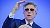 Bill McDermott varsler fredag at han trekker seg. Konsernsjefen har de siste årene brukt mørke briller etter et uhell der han falt i trappa og ble blind på det ene øyet.