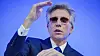 Bill McDermott varsler fredag at han trekker seg. Konsernsjefen har de siste årene brukt mørke briller etter et uhell der han falt i trappa og ble blind på det ene øyet.