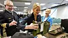 Seksjonssjef i NSM Jan Arne Herranes (f.v.), justis- og beredskapsminister Emilie Enger Mehl og direktør i NSM Sofie Nystrøm under åpningen av NSMs senter for anvendt kryptologi på Fornebu. Foto: Gorm Kallestad/NTB