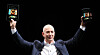 Amazon begynner nå å selge Kindle Fire i 170 land. Toppsjef Jeff Bezos viser her frem brettene ved USA-lanseringen høsten 2012.