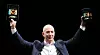 Amazon begynner nå å selge Kindle Fire i 170 land. Toppsjef Jeff Bezos viser her frem brettene ved USA-lanseringen høsten 2012.