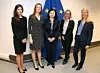EU-kommissær Vĕra Jourová (i midten), sammen med representantene fra (fra venstre mot høyre) Twitter, Facebook, Microsoft og Google.