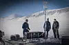 Telenor gjennomførte i vår test av nød- og beredskapskommunikasjon på Svalbard. Mobil dekningsforlenger, push-to-talk og 5G standalone er blant teknologiene som ble testet i påskeværet. Her ser vi Einar Jenssen (leder for teknologi og innovasjon, Telenor Svalbard), Odd Arild Stenstuen (System Specialist RAN, Telenor Norge) og Markus Floer (systemingeniør, Telenor Svalbard).