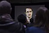 KREVER GARANTI: Edward Snowden er klar for retur til USA, og sier via advokat at han reiser tilbake hvis han får garanti for en upartisk rettssak. På bildet snakker den amerikanske varsleren til en gruppe canadiske skolelever over videolink i februar 2015.
