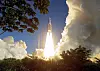Fartøyet Ariane 5 ECA er fullastet av satellitter når det er på vei til å ta av fra Fransk Guyana i slutten av 2016. Foto: NTB scanpix