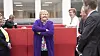 Statsministeren så ut til å kose seg på besøk hos NTNU Gjøvik, og underholdt også de rundt. Foto: Sarah McDonald Gerhardsen