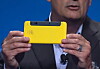 Brian Krzanich holder fram en mobil med RealSense-kamera.