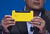 Brian Krzanich holder fram en mobil med RealSense-kamera.