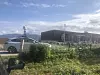 Vinket til fotografen: Apple-bilen passerer her Ibestad sykehjem på øya Rolla sør i Troms og Finnmark.