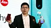 Huawei-sjef Richard Yu har god grunn til å være fornøyd. Her viser han frem Huawei P30 på en pressekonferanse i Paris.