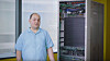 Nettsky fra et standard serverrack. Her demonstrert av Anthony Liguori, som leder ingeniørteamet bak AWS Outposts.