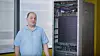 Nettsky fra et standard serverrack. Her demonstrert av Anthony Liguori, som leder ingeniørteamet bak AWS Outposts.