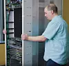 Enhetene kommer i standard 42U-serverrack på hjul, slik at de enkelt kan trilles inn i kundens miljø. All innmat og programvaren er utviklet av AWS. Skjermbilde: AWS/Youtube
