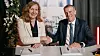 Forsvarsmateriells direktør, Gro Jære og administrerende direktør Eirik Lie i Kongsberg Defence & Aerospace har signert en 320-millionerskontrakt om utvikling av en ny feltradio for Forsvaret.
