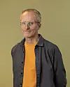 David Jhave Johnston fra Senter for digitale fortellinger ved UiB mener det ikke er en enkel sak å lage en komplett KI-detektor i dagens landskap av kunstig intelligens. Foto: Universitet i Bergen
