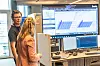 I operasjonssenteret i Bergen vurderer kunstig intelligens data fra en mengde sensorer i Equinors verdikjede. Peter Aardal, leder for prosessteknologi ved IOCT, forklarer prosessene for digitaliseringsminister Karianne Tung.