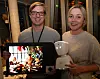 Medgründer og daglig leder Karen Dolva viser fram roboten AV1, som nå har debutert i Premier League. Til venstre i bildet holder teknologidirektør Marius Aabel fram No Isolations nyeste produkt Komp. Arkivfoto. Bilde: Marius Jørgenrud