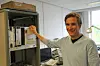 Magnus Jahre, som her viser fram maskinvare som benyttes i forbindelse med testing av prosessorer som er designet ved instituttet. Bilde: Harald Brombach
