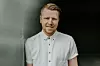 Fredrik Fornes holder foredrag, skriver bøker og produserer sin egen podkast. Man trenger ikke være en fag-ekspert for å gjøre et godt inntrykk på Linkedin, påpeker han. Foto: Line Owren