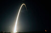 Dette langtidseksponerte fotografiet viser oppskytingen av en Falcon 9-rakett lastet med rundt 60 Starlink-satellitter. Satellittene har vært viktige for Ukraina i krigen mot Russland, og Nato-etterretning hevder nå at Russland har planer om å ødelegge dem ved å slippe ut pellets i satellittbanen.