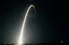 Dette langtidseksponerte fotografiet viser oppskytingen av en Falcon 9-rakett lastet med rundt 60 Starlink-satellitter. Satellittene har vært viktige for Ukraina i krigen mot Russland, og Nato-etterretning hevder nå at Russland har planer om å ødelegge dem ved å slippe ut pellets i satellittbanen.