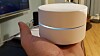 Google Wifi veier snaue 400 gram og er liten og nett. Lyset kan du skru av ved hjelp av appen som kontrollerer alt fra installasjon til foreldrekontroll.