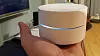 Google Wifi veier snaue 400 gram og er liten og nett. Lyset kan du skru av ved hjelp av appen som kontrollerer alt fra installasjon til foreldrekontroll.