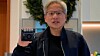 Nvidia, her ved toppsjef Jensen Huang, viser frem KI-datamaskinen Jetson Orin Nano Super, som ikke er store saken.