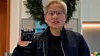 Nvidia, her ved toppsjef Jensen Huang, viser frem KI-datamaskinen Jetson Orin Nano Super, som ikke er store saken.