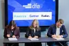 Globale Forrester og Gartner blir utfordet av Radar, som håper på en større del av markedet i Norge som følge av en fersk avtale. Anna Ulvefjord (Forrester Research LTD), Elin Ronesen (Gartner Norge AS), Stian Brekke (Radar Norway AS) signerer kontrakten.