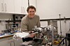 Henrik Hovde Sønsteby viser fram et ALD-apparat som er spesialbygget ved Kjemisk institutt ved Universitetet i Oslo. Materialene han skal lage bruker svært lite energi sammenlignet med dagens teknologi.